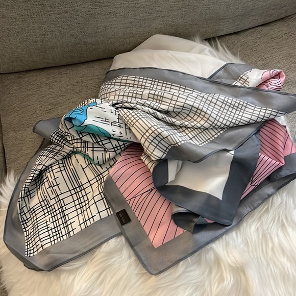 Beautiful Large silk scarf - Picture 4 of 4